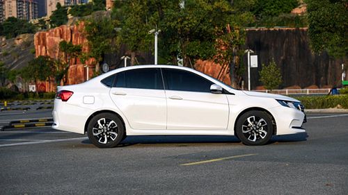 全系独悬四轮碟刹，东南A5翼舞产品力解析，舞动同级新标杆？